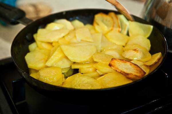 Жареная картошка на воде рецепт. Круглая жареная картошка. Жареная картошка кружочками. Картофель обжарить кружочками. Жареная картошккружочками.